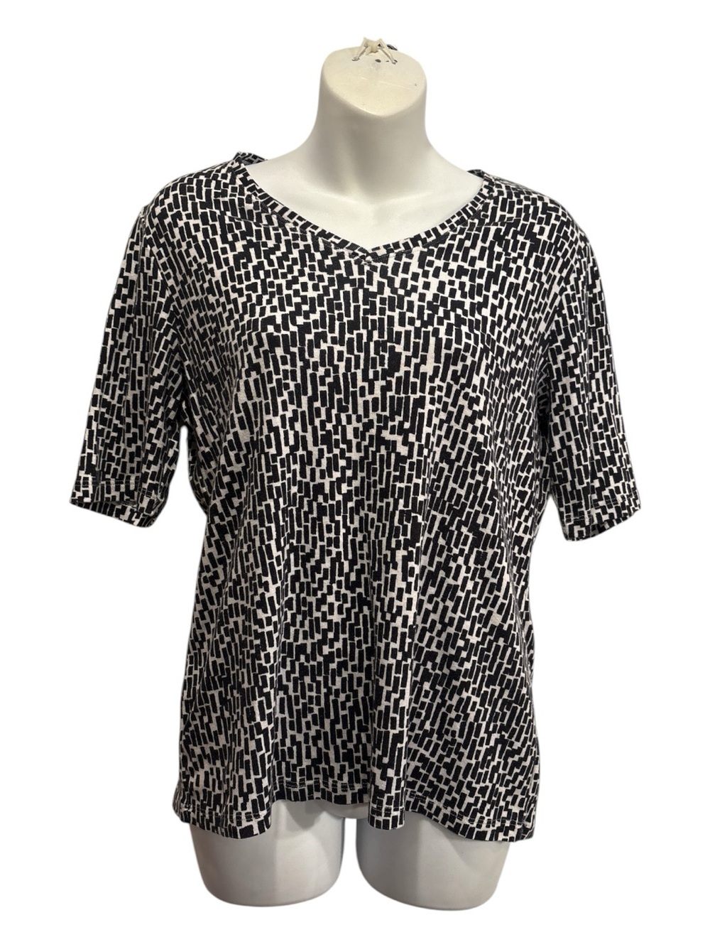 Chico's Black & White Geometric V-Neck Short Sleeve Top size Medium or Chico’s 1